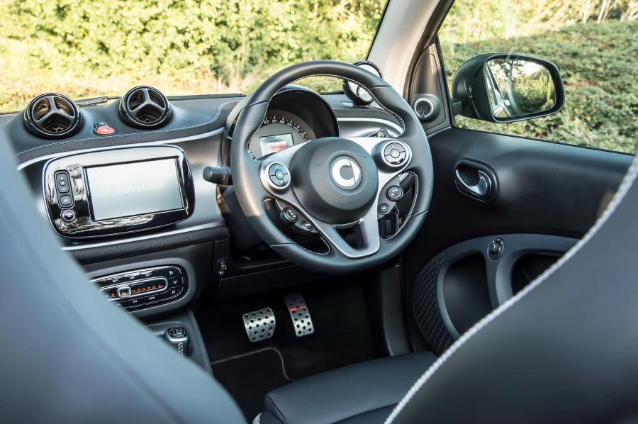 Интерьер Smart ForTwo Cabrio Xclusive by Brabus 2016 года  (UK) (фото 10 из 13)